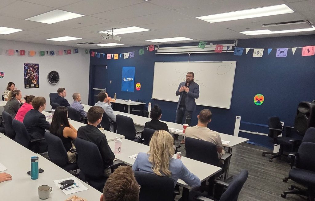 Bruce en conférence devant une équipe en entreprise